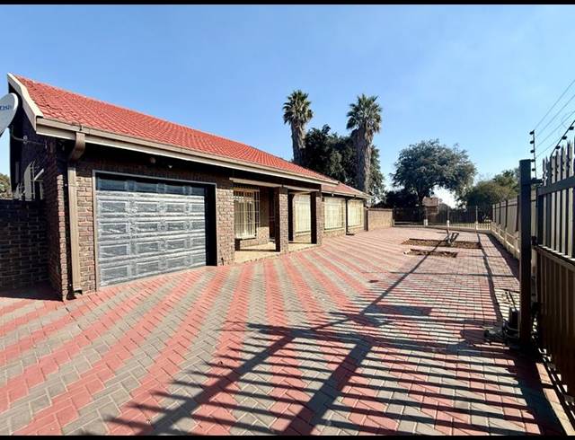3 BEDROOM HOUSE FOR SALE IN VANDERBIJLPARK SW 2